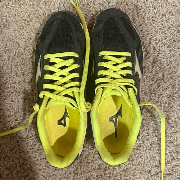 Mizuno Women’s Turf Shoes - Picture 2 of 9